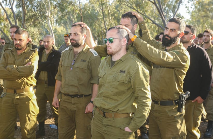 Soldados de las FDI visitan la masacre en el festival Supernova en Re'im, cerca de la frontera Israel-Gaza. Aunque Israel está en guerra, es pronto para entender completamente los efectos de los ataques de Hamás en el país y la población, afirma el escritor. (photo credit: EDI ISRAEL/FLASH90)