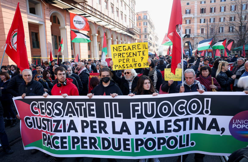 En Roma, el 27 de enero de 2024, manifestantes pro-palestinos exigieron alto el fuego y justicia entre Israel y Hamás. La pancarta rezaba: "¡Alto el fuego! Justicia para Palestina, paz para ambos pueblos" (photo credit: REUTERS/CLAUDIA GRECO)