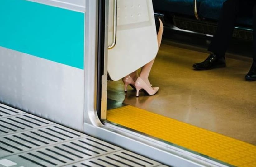 El acoso a las mujeres en los transportes públicos no sólo es grave, sino que se ha "normalizado" en muchas sociedades. (photo credit: Victoriano Izquierdo, Unsplash)