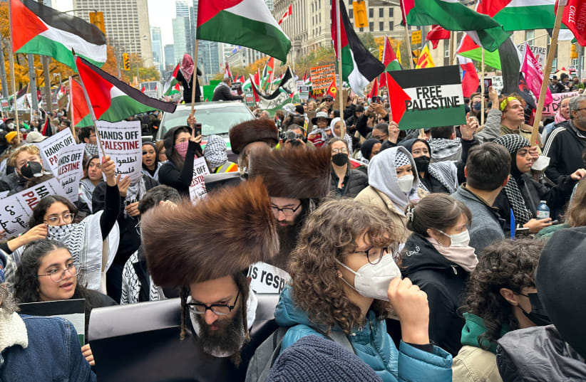  Manifestantes ondean banderas palestinas ante el consulado estadounidense en Toronto el mes pasado. Entre los manifestantes se encuentra la secta judía Neturei Karta, contraria a Israel. (photo credit: Kyaw Soe Oo/Reuters)