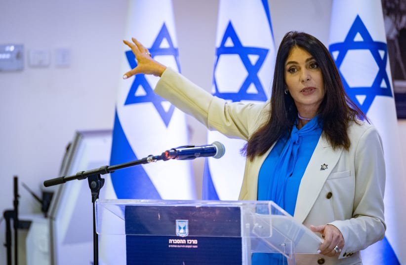  La ministra israelí de Transporte, Miri Regev, ofrece una rueda de prensa antes de la ceremonia del 75º Día de la Independencia de Israel en el Monte Herzl de Jerusalén, el 19 de abril de 2023. (photo credit: YONATAN SINDEL/FLASH90)