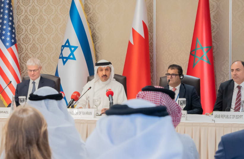  Representantes de EAU, EEUU, Israel, Bahréin Marruecos y Egipto en el Comité Directivo del Foro del Néguev, 27 de junio de 2022. (photo credit: BAHRAIN MINISTRY OF FOREIGN AFFAIRS)