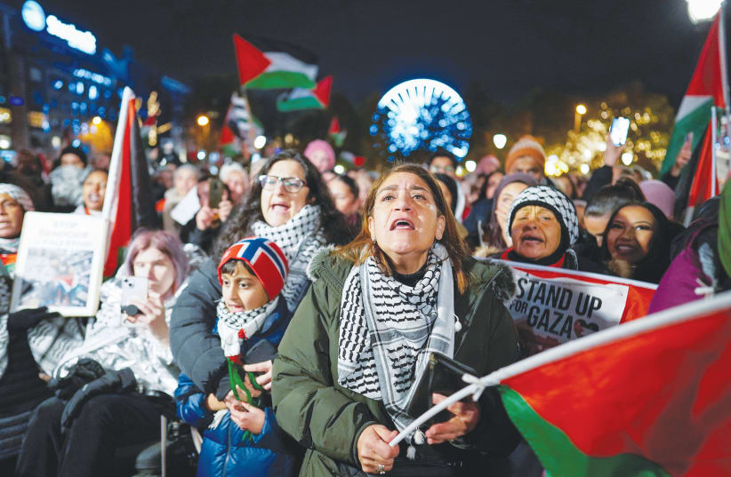  Una manifestación en apoyo de los palestinos de Gaza tiene lugar ante el Parlamento noruego, en Oslo, en noviembre. Los responsables de la UNRWA se sientan tranquilamente a la espera de que se les conceda el Premio Nobel de la Paz como si no participaran en la ayuda a un grupo terrorista, afirma el (photo credit: NTB/REUTERS)