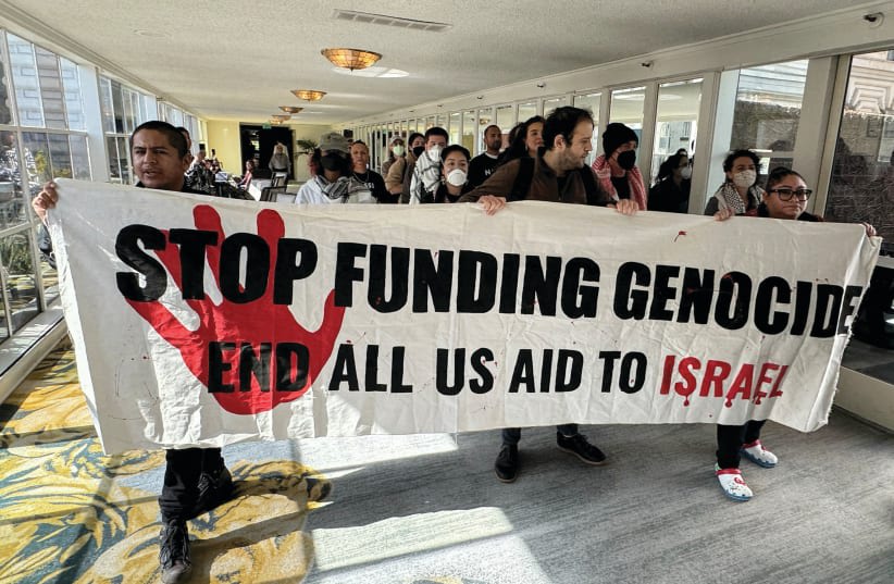  Los manifestantes acusan a Estados Unidos de financiar el genocidio en Gaza, mientras descienden a un hotel donde se alojaba el presidente estadounidense Joe Biden en San Francisco el mes pasado. (photo credit: KEVIN LAMARQUE/REUTERS)