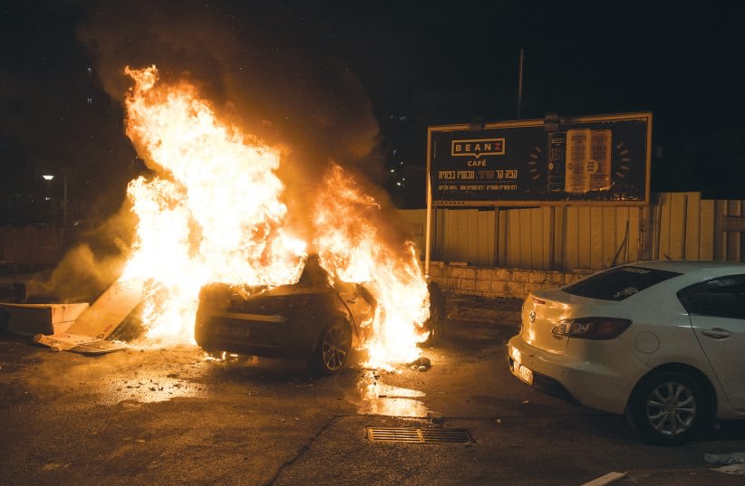  Incendio de un coche en Acre, mayo de 2021. Los radicales árabes son violentos, peligrosos y esperan volver a atacar a los judíos. (photo credit: RONI OFER/FLASH90)