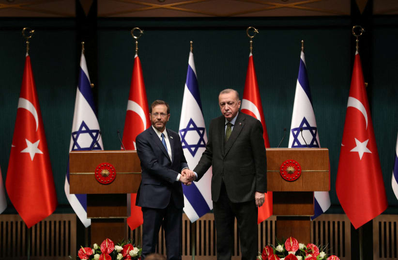  El presidente turco, Tayyip Erdogan, y su homólogo israelí, Isaac Herzog, se dan la mano durante una rueda de prensa conjunta en Ankara, Turquía, el 9 de marzo de 2022. (photo credit: REUTERS/STRINGER)