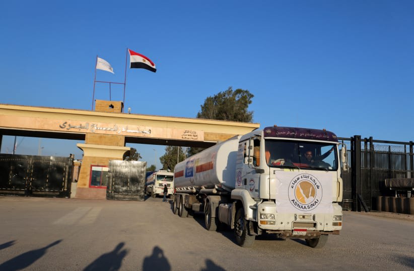  Un camión, marcado con el logotipo de la Agencia de las Naciones Unidas para los Refugiados Palestinos en Oriente Próximo (UNRWA), cruza a Egipto desde Gaza, en el paso fronterizo de Rafah entre Egipto y la Franja de Gaza, durante una tregua temporal entre Hamás e Israel, en Rafah, Egipto, 30 de no (photo credit: MOHAMED ABD EL GHANY/REUTERS)