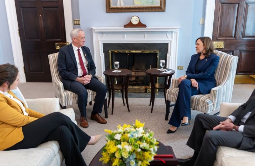  Benny Gantz se reúne con la vicepresidenta estadounidense Kamala Harris en Washington, DC. 4 de marzo de 2024. (photo credit: Office of VP Kamala Harris)