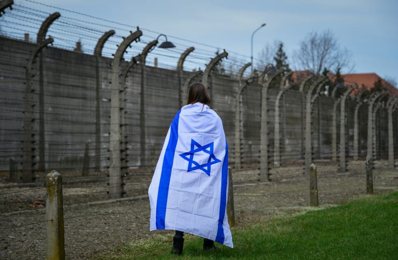 Jóvenes judíos de todo el mundo participando en la Marcha de los Vivos en el campo de concentración de Auschwitz-Birkenau, en Polonia, el 11 de abril de 2018. (photo credit: YOSSI ZELIGER/FLASH90)