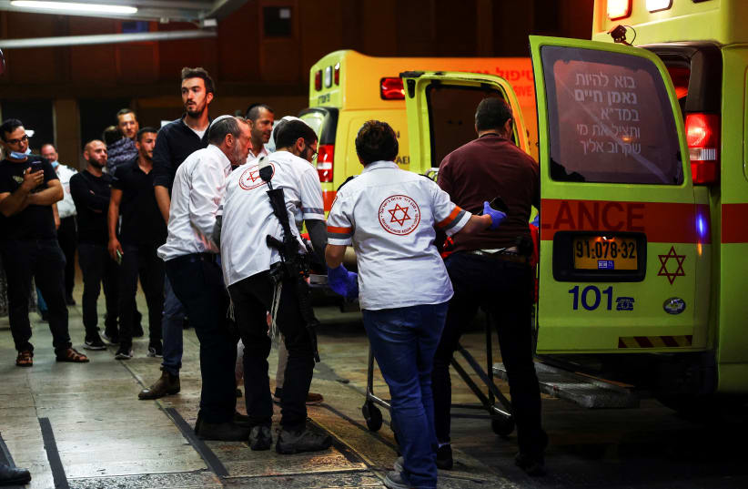  Un herido baja de una ambulancia en un hospital, tras un incidente cerca de Kiryat Arba, un asentamiento judío en Hebrón, en Jerusalén. (photo credit: REUTERS/Ronen Zvulun)