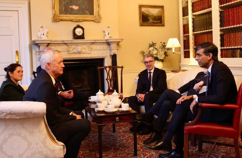  Minister-without-portfolio Benny Gantz meets with UK Prime Minister Rishi Sunak. March 6, 2024 (photo credit: 10 Downing Street)