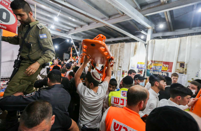  Fuerzas de rescate y policía israelíes cerca del lugar de una estampida que causó decenas de muertos y más de 100 heridos durante las celebraciones de la festividad judía de Lag Baomer en el monte Meron, en el norte de Israel, el 30 de abril de 2021. (photo credit: DAVID COHEN/FLASH 90)