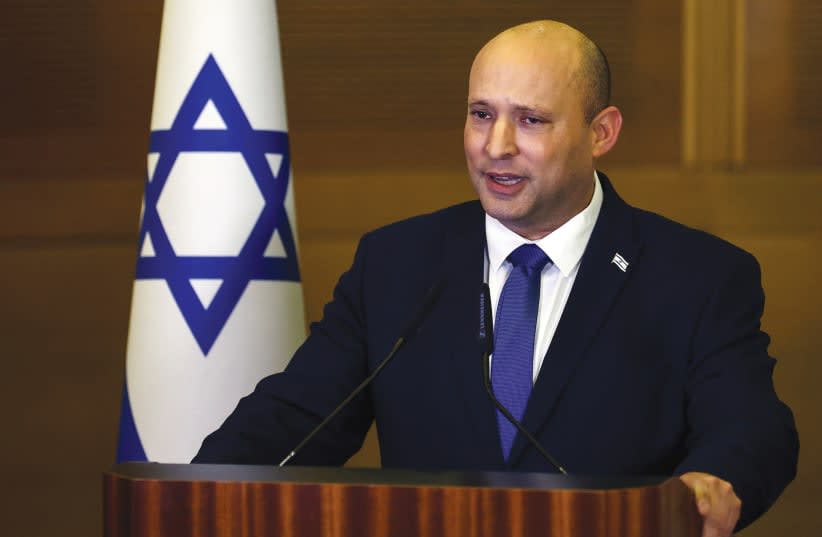  EL ENTONCES PRIMER MINISTRO Naftali Bennett informa al país de que no se presentará a la reelección, en una rueda de prensa en la Knesset en 2022. (photo credit: RONEN ZVULUN/REUTERS)