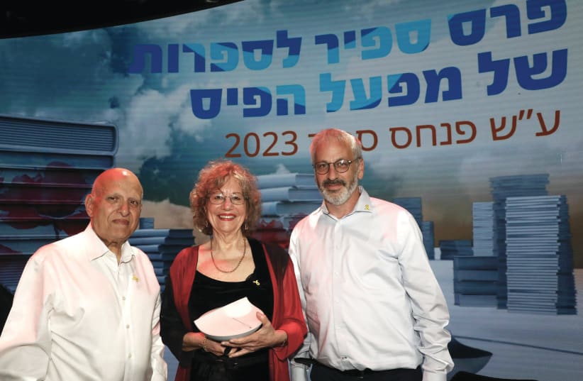  2023 SAPIR PRIZE winner Ofra Offer Oren (middle), with Avigdor Yitzhaki, chairman of Mifal Hapayis (left) and CEO Benjamin Dreyfus. (photo credit: Mifal Hapayis)