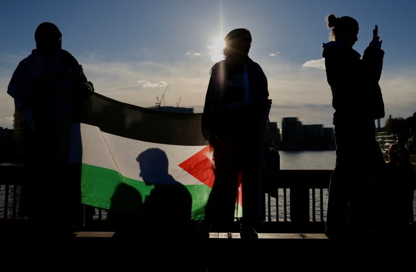  Un grupo de personas protesta en el puente de Vauxhall durante una marcha en solidaridad con los palestinos de Gaza, en medio del actual conflicto entre Israel y el grupo islamista palestino Hamás, en Londres, Gran Bretaña, 11 de noviembre de 2023. (photo credit: REUTERS/KEVIN COOMBS)