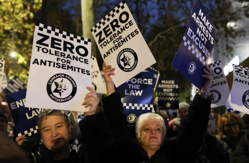  Manifestantes protestan contra la falta de actuación policial durante las manifestaciones propalestinas y para condenar el aumento de los delitos de odio antisemita en Londres, Gran Bretaña, 25 de octubre de 2023. (photo credit: REUTERS/Susannah Ireland)