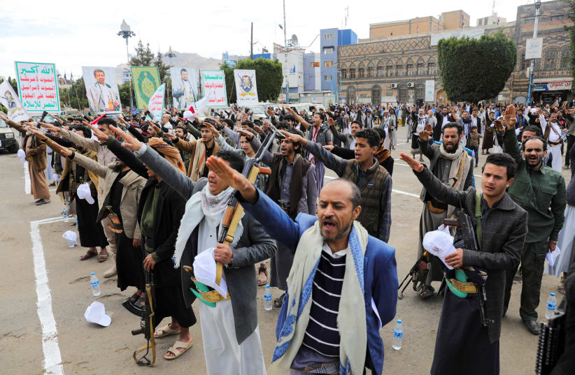  Los participantes prestan juramento de lealtad al movimiento Houthi durante un desfile en una demostración de fuerza en medio de un enfrentamiento en el Mar Rojo y los ataques aéreos liderados por Estados Unidos contra objetivos Houthi, en Sanaa, Yemen, 8 de febrero de 2024. (photo credit: REUTERS/KHALED ABDULLAH)