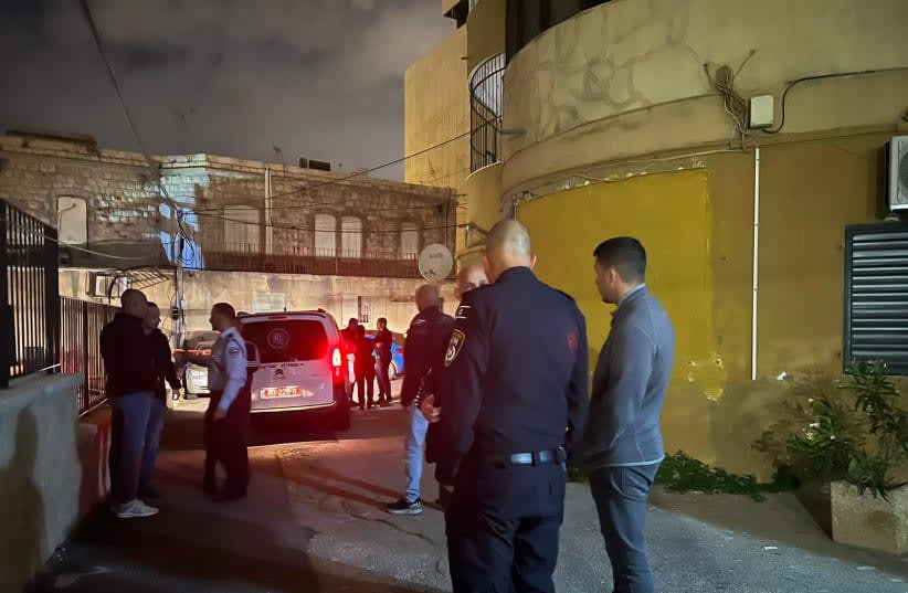  La policía investiga la escena del asesinato de una mujer de 24 años en Haifa el 8 de mayo de 2023. (photo credit: ISRAEL POLICE SPOKESPERSON"S UNIT)