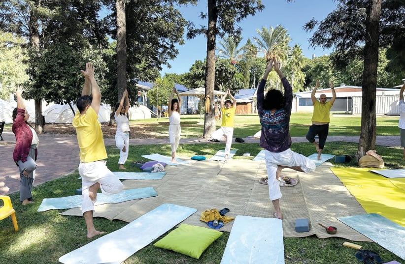  Un círculo de yoga en el Complejo de Equilibrio de Kfar Hamaccabiah. (photo credit: Jonathan Bar)