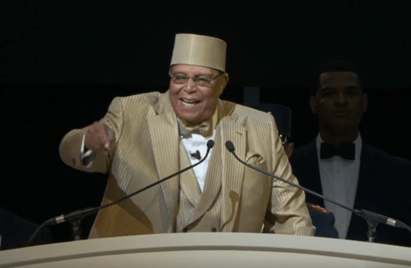 El ministro Louis Farrakhan, líder de la Nación del Islam (NOI), pronuncia un discurso en el acto del "Día del Salvador" celebrado en Detroit, Michigan, el 25 de febrero. (photo credit: Rumble)