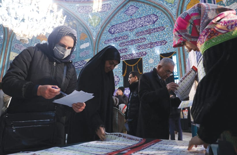  Los iraníes VOTAN durante las elecciones parlamentarias en un colegio electoral de Teherán, el 1 de marzo. (photo credit: West Asian News Agency/Reuters)