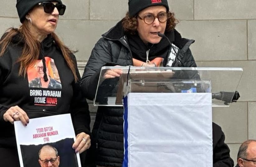  La rehén retornada Karen Munder se dirige a una multitud en Nueva York (photo credit: Hostage and Missing Families Forum)