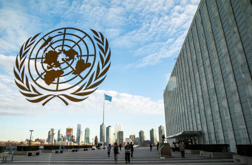  La gente visita la Sede de las Naciones Unidas mientras los delegados del Consejo de Seguridad retrasaron un día más la votación sobre una propuesta para exigir que Israel y Hamás permitan el acceso de la ayuda a la Franja de Gaza, 20 de diciembre de 2023. (photo credit: EDUARDO MUNOZ / REUTERS)