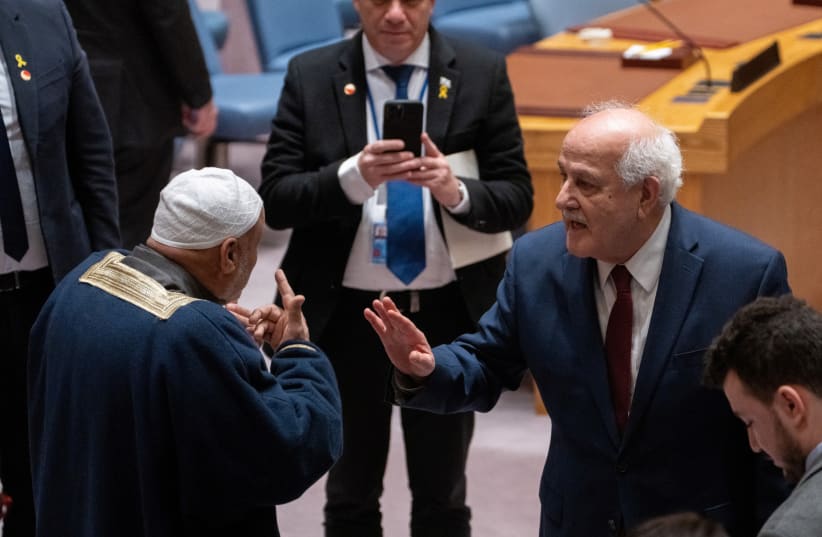  Riyad H. Mansour, Observador Permanente de Palestina ante las Naciones Unidas se enfrenta a Ali Ziadna en la clausura del Consejo de Seguridad de las Naciones Unidas sobre el conflicto entre Israel y Hamás, en la sede de la ONU en Nueva York, EE.UU., el 11 de marzo de 2024. (photo credit: REUTERS/DAVID 'DEE' DELGADO)
