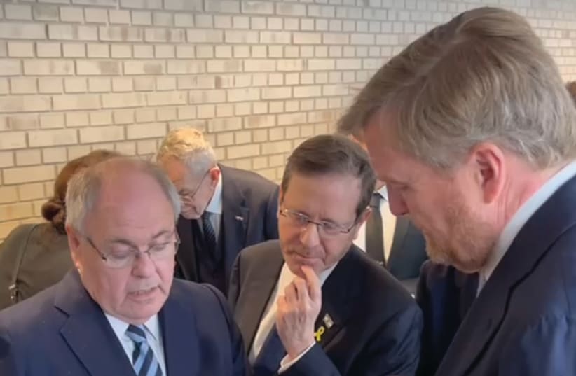  EL ESCRITOR (izquierda) se reúne con el Rey Guillermo Alejandro de los Países Bajos y el Presidente Isaac Herzog en la inauguración del nuevo Museo Nacional del Holocausto de los Países Bajos en Ámsterdam. (photo credit: YAD VASHEM)