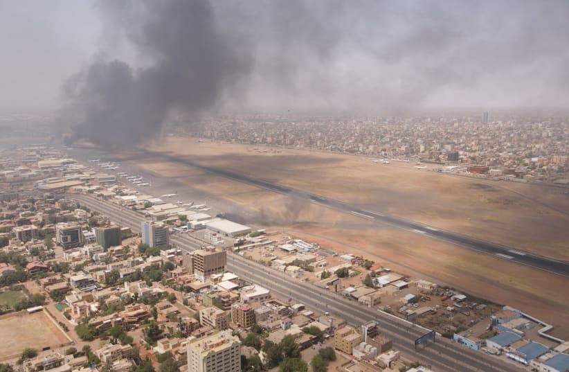  El humo se eleva sobre la ciudad mientras el ejército y los paramilitares se enfrentan en una lucha por el poder, en Jartum, Sudán, 15 de abril de 2023. (photo credit: Instagram @lostshmi/via REUTERS)