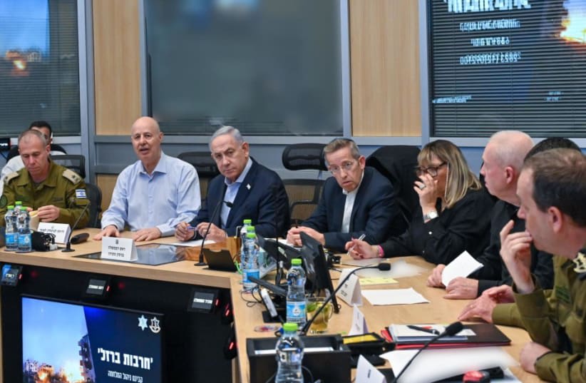  Benjamin Netanyahu en el Gabinete de Guerra (photo credit: KOBI GIDEON/GPO)