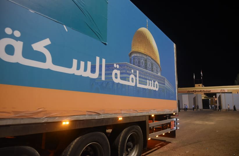  Vista general del paso fronterizo de Rafah desde el lado egipcio con un camión que transporta ayuda humanitaria para los palestinos, en medio del actual conflicto entre Israel y el grupo islamista palestino Hamás, en Rafah, Egipto, 12 de noviembre de 2023. (photo credit: REUTERS/HADEER MAHMOUD)