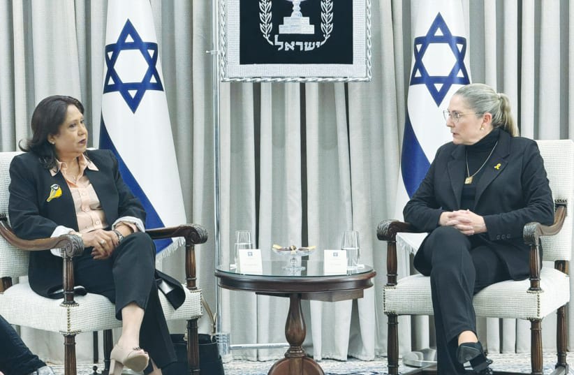  MICHAL HERZOG, esposa del presidente Isaac Herzog, se reúne con Pramila Patten, representante especial del secretario general de la ONU sobre la violencia sexual en los conflictos, en la Residencia del Presidente en Jerusalén, en enero. (photo credit: AMOS BEN-GERSHOM/GPO)