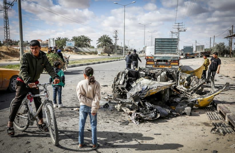  Palestinos inspeccionan los daños de un ataque aéreo israelí en Rafah, en el sur de la Franja de Gaza, el 10 de marzo de 2024. (photo credit: ABED RAHIM KHATIB/FLASH90)