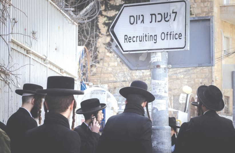  HOMBRES HAREDI protestan ante la oficina de reclutamiento de las FDI en Jerusalén. (photo credit: CHAIM GOLDBEG/FLASH90)