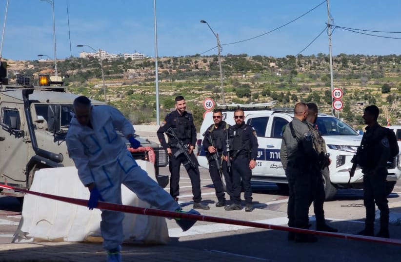  Fuerzas de seguridad en el lugar de los hechos en respuesta al apuñalamiento del miércoles en las afueras de Jerusalén, 13 de marzo de 2024. (photo credit: MAARIV)