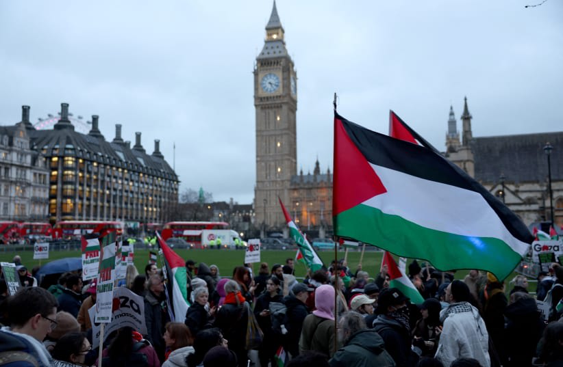  Manifestación el día de la votación de la moción que pide un alto el fuego inmediato en Gaza, en medio del actual conflicto entre Israel y el grupo terrorista palestino Hamás, en Londres, Gran Bretaña, 21 de febrero de 2024. (photo credit: REUTERS/Isabel Infantes)