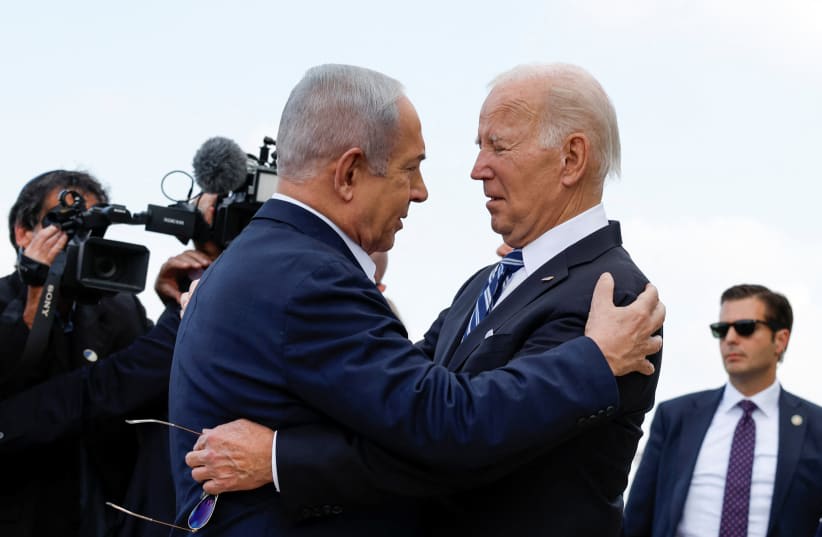  El presidente estadounidense Joe Biden es recibido por el primer ministro israelí Benjamin Netanyahu, en su visita a Israel en medio del actual conflicto entre Israel y Hamás, en Tel Aviv, Israel, 18 de octubre de 2023. (photo credit: REUTERS/EVELYN HOCKSTEIN)