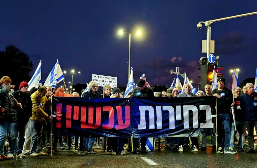  Protesta en Haifa pidiendo la celebración inmediata de elecciones, 27 de enero de 2024 (photo credit: MIRI PORAT)