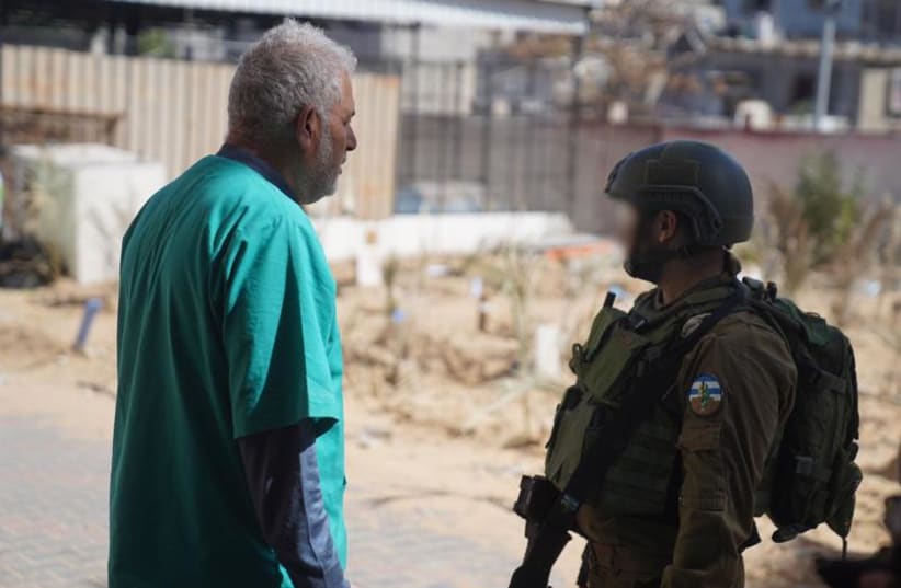  Un soldado de las FDI habla con un médico en el Hospital Nasser de Khan Yunis, Gaza, 16 de febrero de 2024. (photo credit: IDF SPOKESMAN’S UNIT)