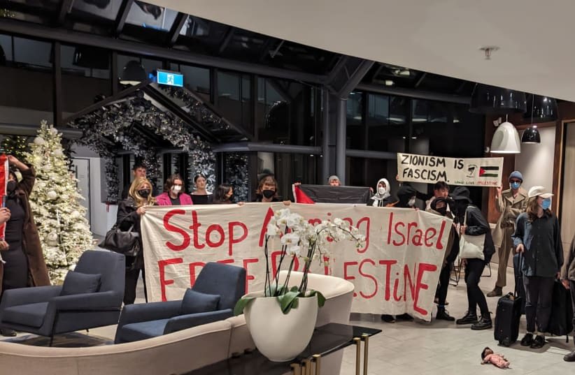  Manifestantes propalestinos bloquean el hotel que acoge a las familias de los rehenes israelíes, Melbourne, Australia, 29 de noviembre de 2023. (photo credit: Courtesy)