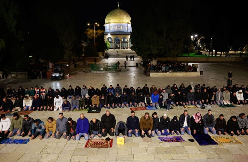  Fieles musulmanes participan en las oraciones vespertinas del "Tarawih" durante el mes sagrado musulmán del Ramadán, en el complejo de Al-Aqsa, conocido por los judíos como Monte del Templo, en la Ciudad Vieja de Jerusalén, 10 de marzo de 2024. (photo credit: AMMAR AWAD/REUTERS)