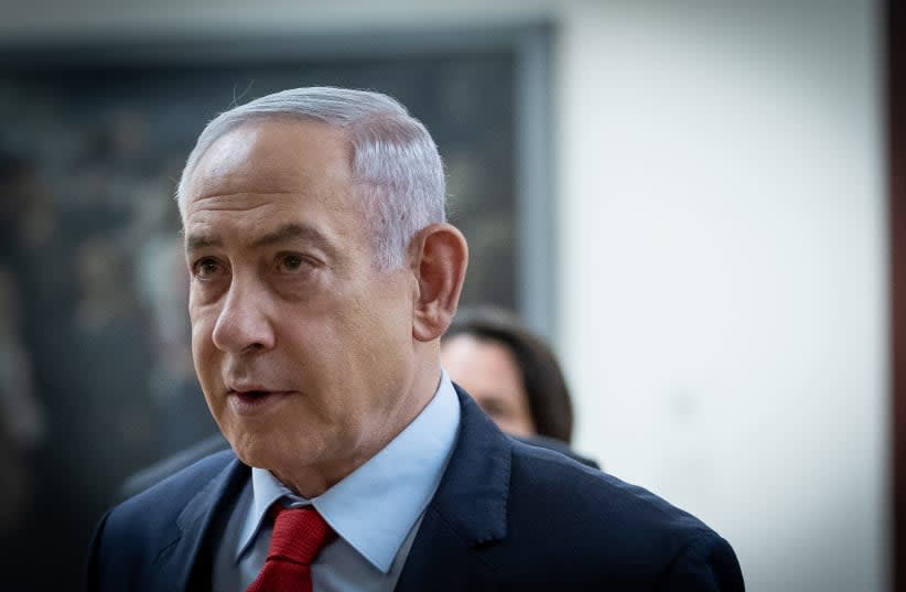 El primer ministro israelí, Benjamin Netanyahu, caminando frente a su oficina en la Knesset, el parlamento de Israel en Jerusalén, el 13 de marzo de 2024. (photo credit: YONATAN SINDEL/FLASH90)