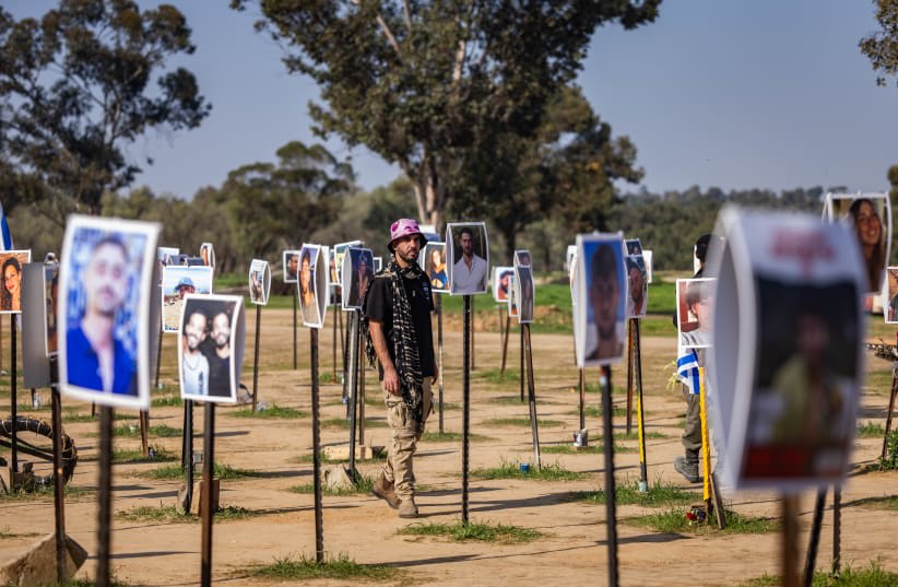 La gente visita el lugar de la masacre del festival de música Nova, en Re'im, cerca de la frontera entre Israel y Gaza, el 31 de diciembre de 2023. (photo credit: YONATAN SINDEL/FLASH90)