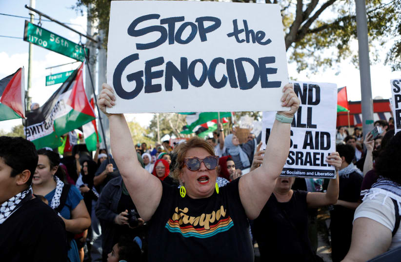 Personas asisten a una manifestación pidiendo un alto el fuego en Gaza, en medio del conflicto en curso entre Israel y Hamás, en Tampa, Florida, EE.UU., el 21 de octubre de 2023. (photo credit: OCTAVIO JONES/REUTERS)