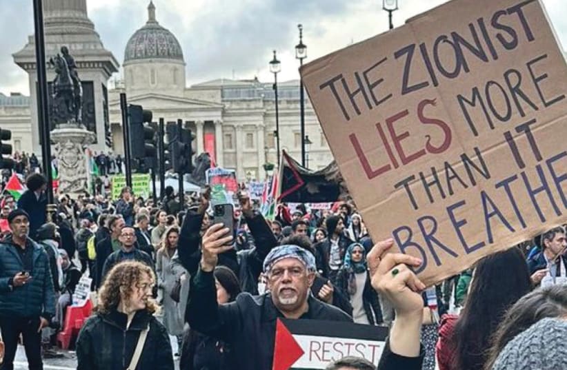 ANTISEMITISMO EN EXPOSICIÓN en la manifestación "Free Palestine" del Reino Unido. (photo credit: CST)