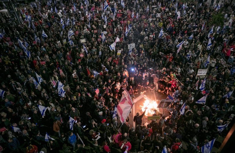  Manifestantes protestan pidiendo la liberación de los rehenes israelíes retenidos en la Franja de Gaza, frente a la base de Hakirya en Tel Aviv, 16 de marzo de 2024. (photo credit: MIRIAM ALSTER/FLASH90)