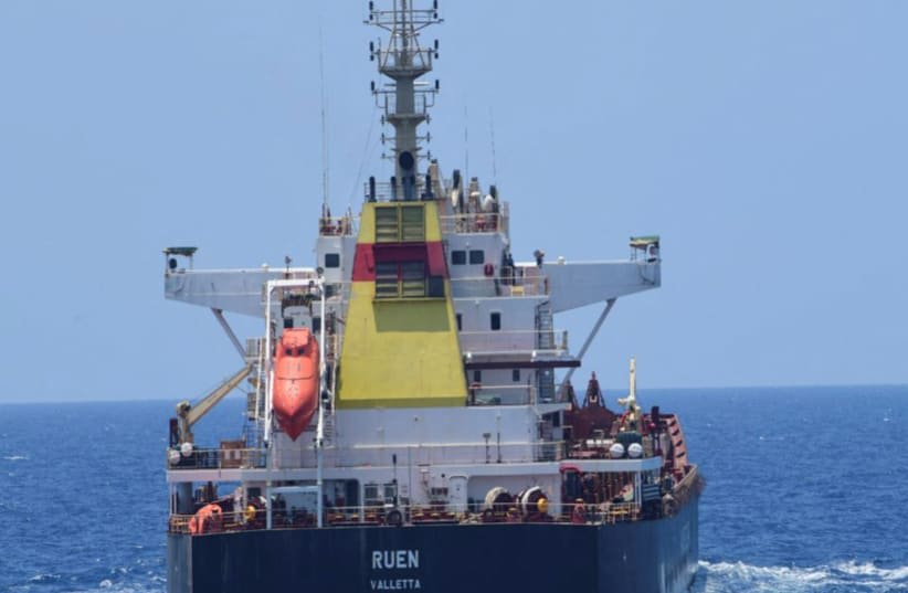  El buque de carga a granel de bandera maltesa Ruen, apresado por piratas somalíes e interceptado por la Armada india, aparece en el mar, en esta foto difundida el 16 de marzo de 2024. (photo credit: VIA REUTERS)