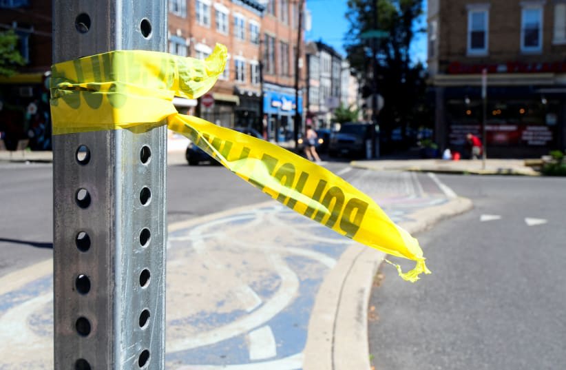  Cinta policial en la escena del crimen tras un tiroteo masivo en South Street en Filadelfia, Pensilvania, Estados Unidos, 5 de junio de 2022. (photo credit: REUTERS/BASTIAAN SLABBERS)