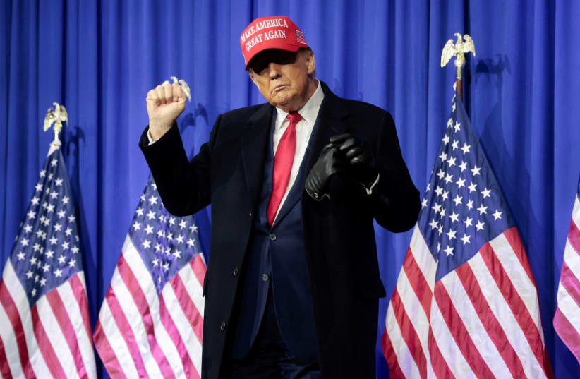  El expresidente estadounidense Donald Trump gesticula durante un acto de campaña en Waterford Township, Michigan, Estados Unidos, el 17 de febrero de 2024. (photo credit: REUTERS/REBECCA COOK)